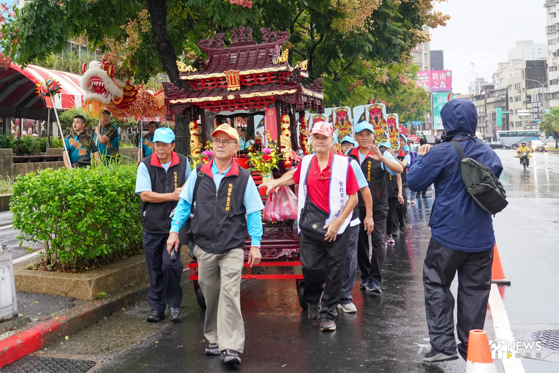 雖然下著雨,但遶境隊伍熱情依舊,沿路設置75座香案,街頭瀰漫莊嚴而熱鬧的慶典氛圍。洪藝晅攝