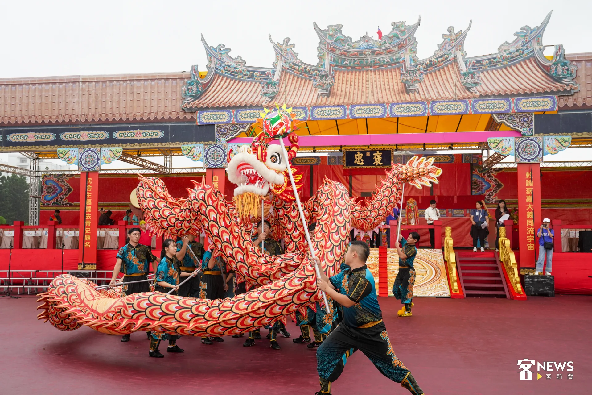遶境陣勢磅礡、氣氛熱烈,於10點許抵達兩廳院後舉行「安座大典」。洪藝晅攝