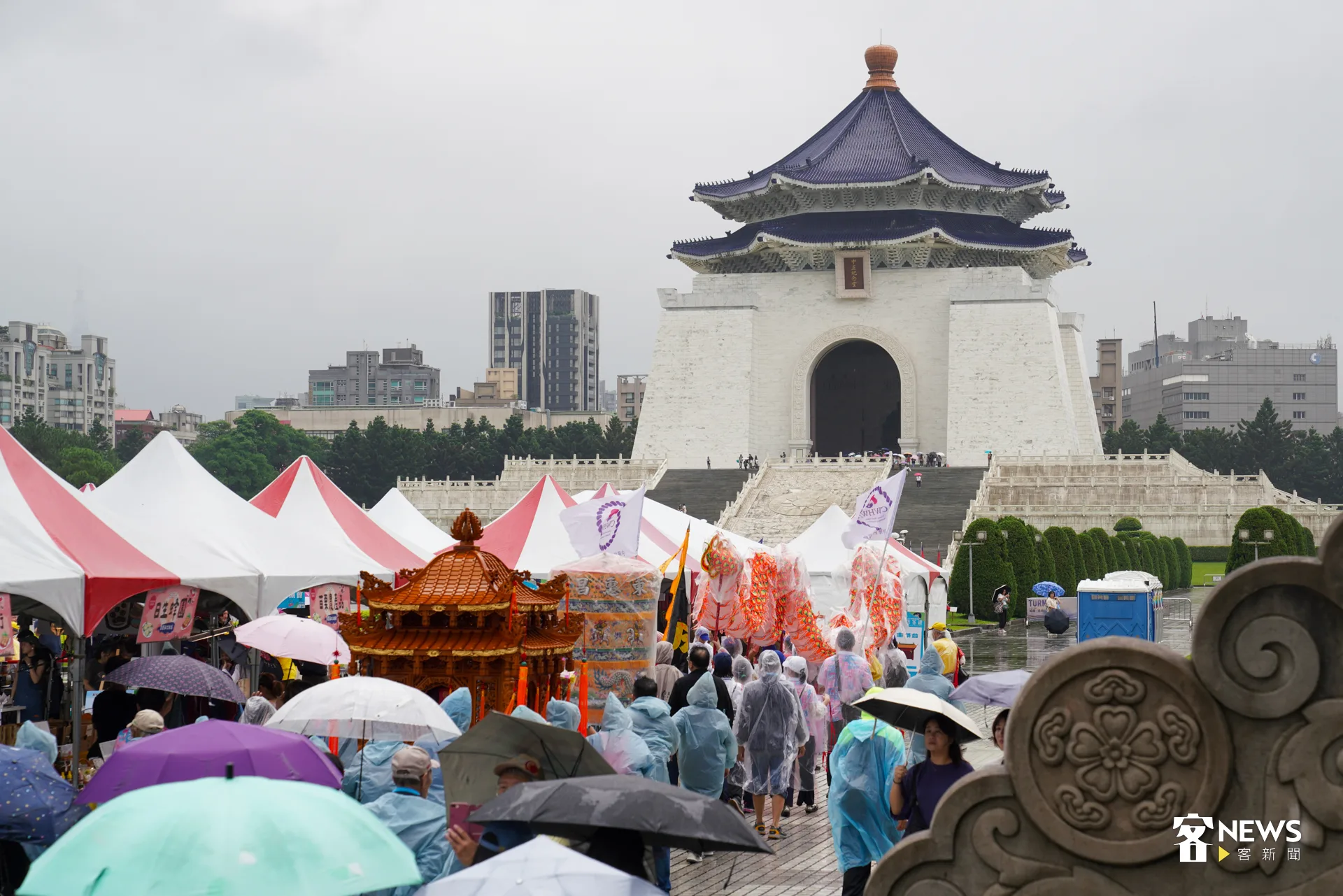 雖然下著雨,但遶境隊伍熱情依舊,沿路設置75座香案,街頭瀰漫莊嚴而熱鬧的慶典氛圍。洪藝晅攝