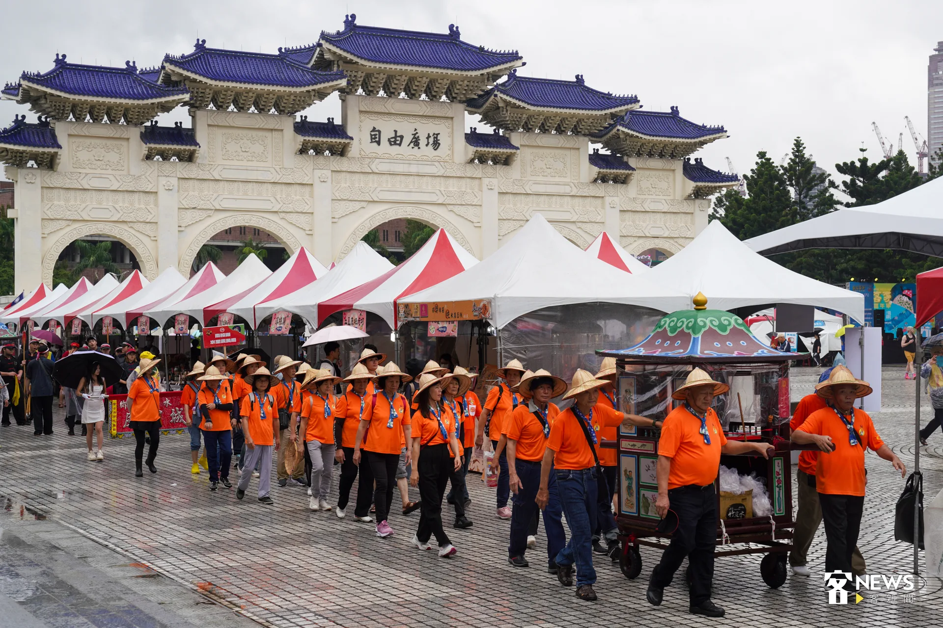 遶境陣勢磅礡、氣氛熱烈,於10點許抵達兩廳院後舉行「安座大典」。洪藝晅攝