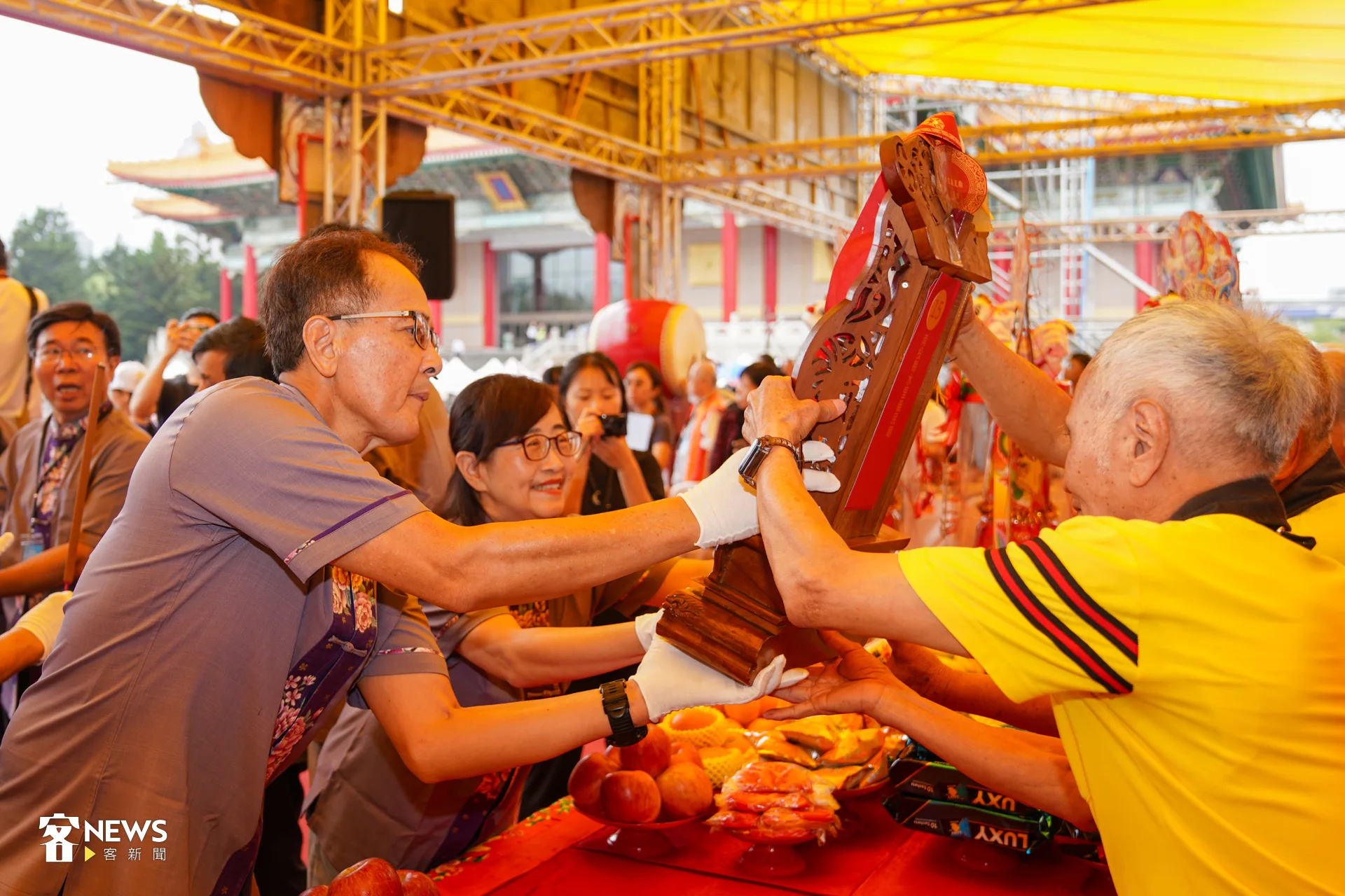 臺北市政府客家事務委員會主任委員吳文德(左)、台北市副市長林奕華(右)恭請義民爺駐駕於主祭臺,象徽忠義信仰庇佑臺北、薪火相傳。洪藝晅攝