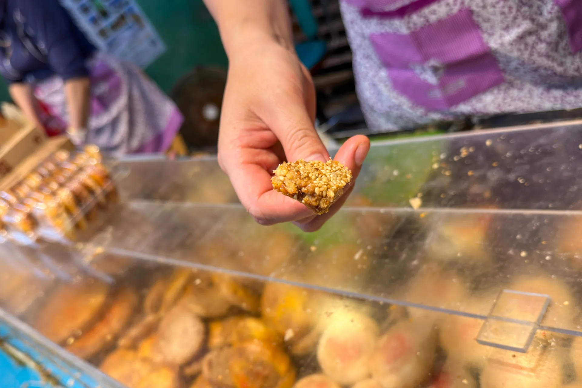 南庄巷弄中的餅店都有試吃。蕭秀琴攝
