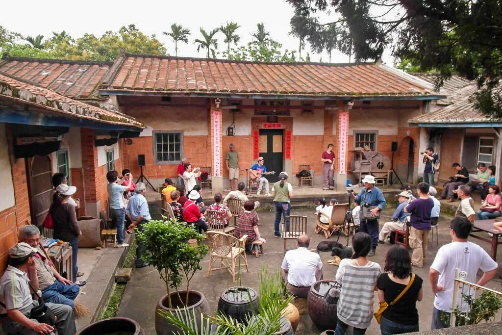 你猜一個三合院有幾個房間,最多可以住幾個人。圖為新竹縣峨眉鄉赤柯坪詏館的每月活動,你算一下,這個禾埕可以容納多少人。這個禾埕除了客語之外還是客語。楊國鑫攝