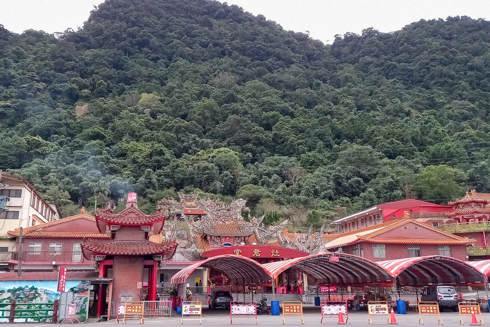 這座廟宇就是新竹五指山上的灶君堂，除供灶君外，還供奉有倉頡，是香火鼎盛。陳權欣攝