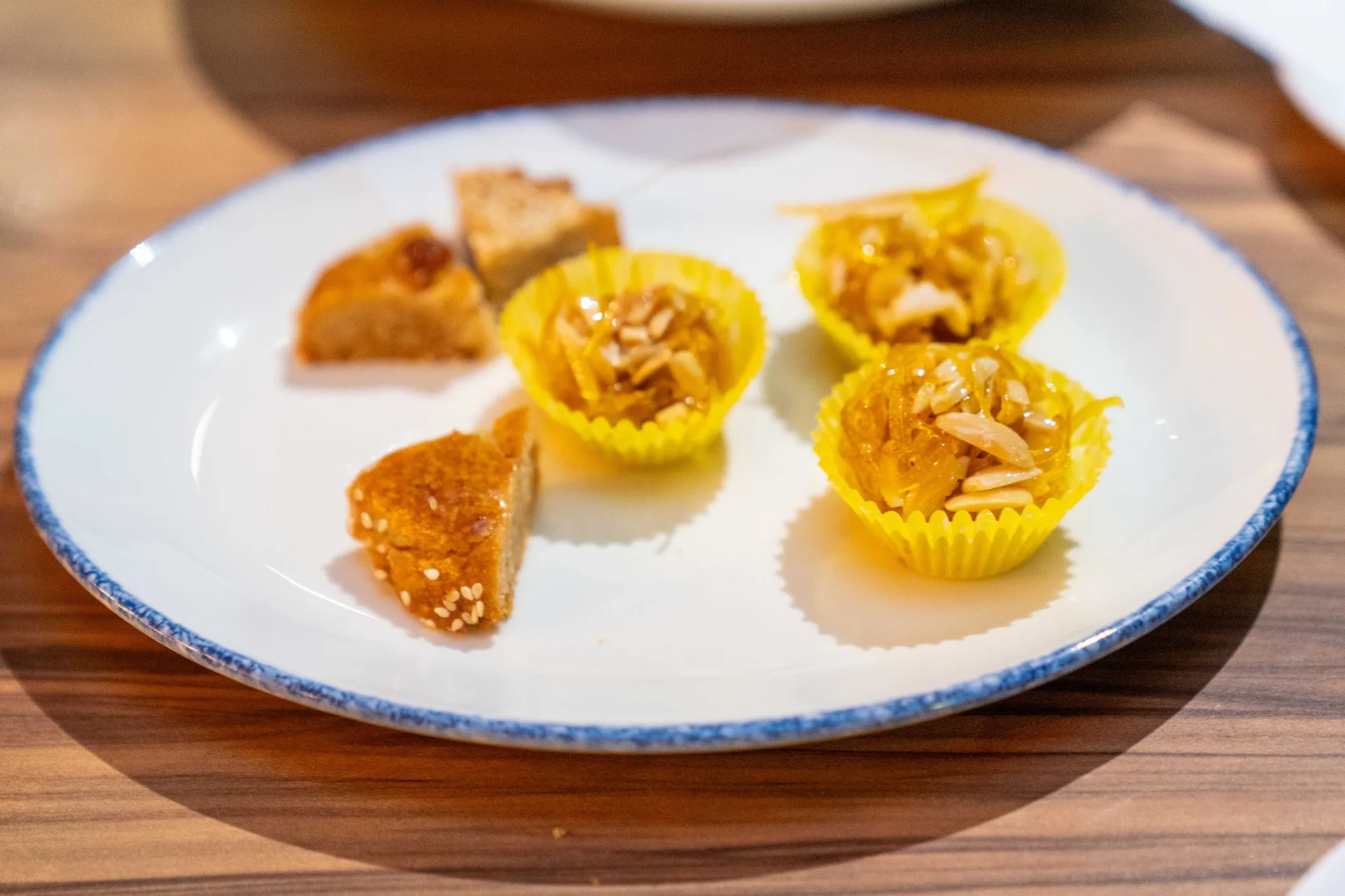 Solo pasta主廚王嘉平選用豬油餅(三角形切塊者)作為餐後甜點。李台源攝