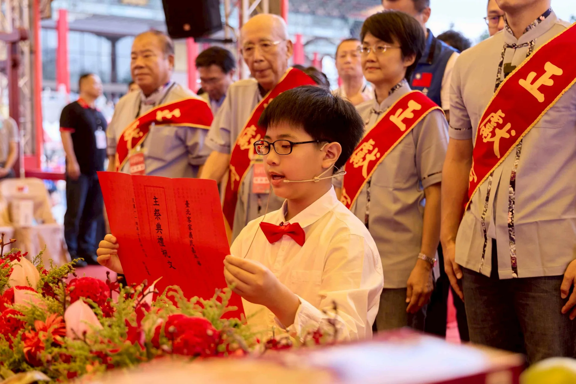 客家後生恭讀主祭典禮祝文。客委會提供