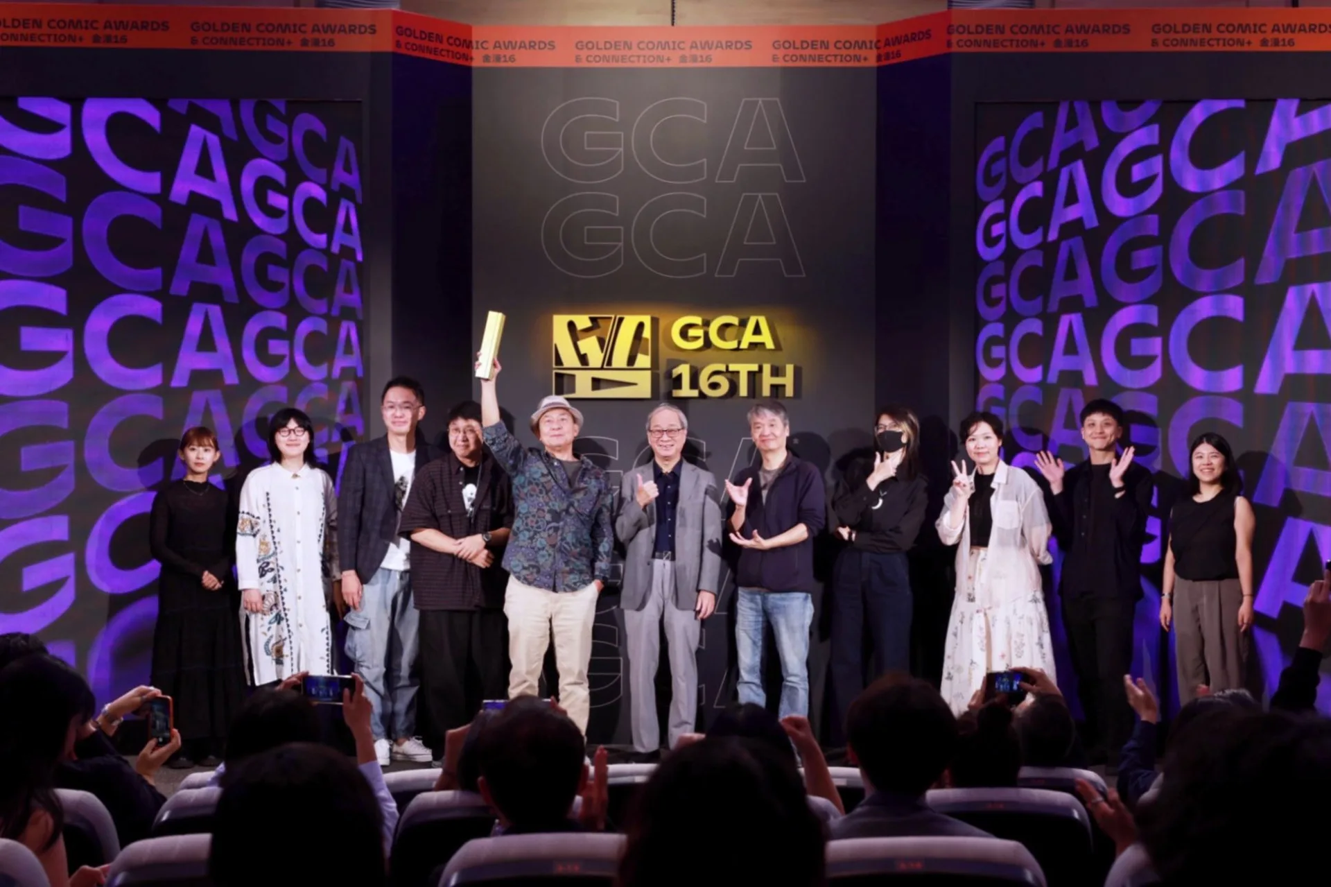 文化部長李遠與第16屆金漫獎得獎者合影（左起－嗶哩bili、侯名晏、NANO HERO、丁柏晏、黃健和、李遠、小莊、狼七、卓芭子、藥島、夢田文創）文化部提供