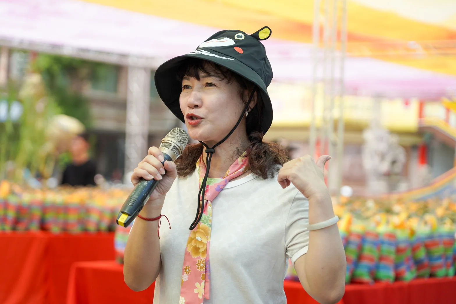 楊瑞霞分享，如今挑擔已轉化為祈福與關懷的象徵，為城市祈願風調雨順、為弱勢族群傳遞祝福。高雄市政府客家事務委員會提供