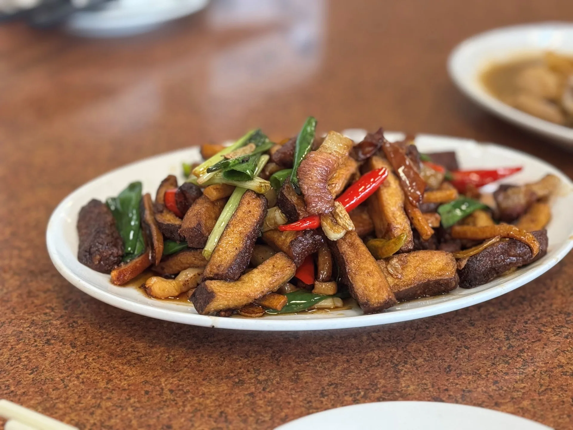 客家小炒為傳統客家菜餚中的「四炆四炒」之一,也是多位名人推薦的在地好味道。桃園客家局提供