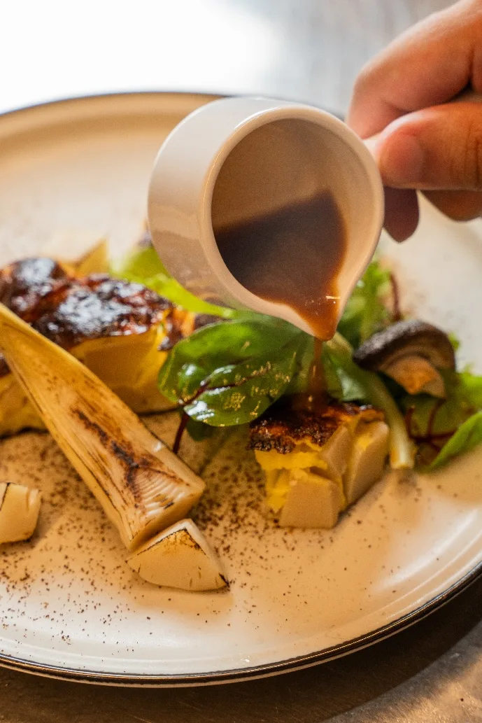 三峽老柴咖啡館與在地筍農合作，運用五寮梨仔筍開發出竹筍烘蛋。新北客家局提供