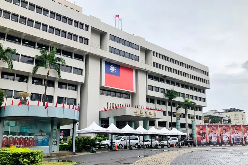 桃園市政府經濟發展局前施姓科長涉嫌收取廠商賄款,28日凌晨以10萬元交保。中央社