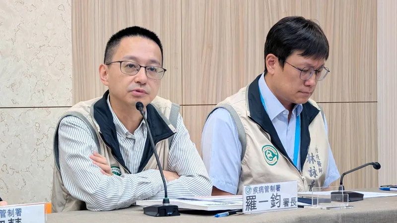 國內上週流感門急診就診人次較前一週下降15.6%,但仍新增13死、38重症。疾管署長羅一鈞(左)28日表示,公費抗病毒藥劑擴大用藥措施延長至11月15日。中央社