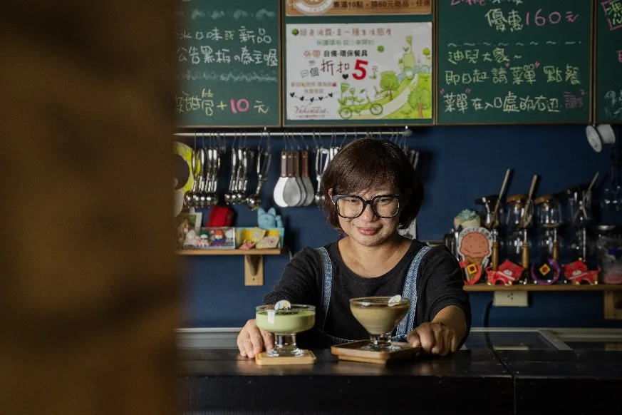 在地店家一碗幸福好滋味，運用客籍天芳茶行蜜香紅茶，打造特色風味奶酪。新北客家局提供