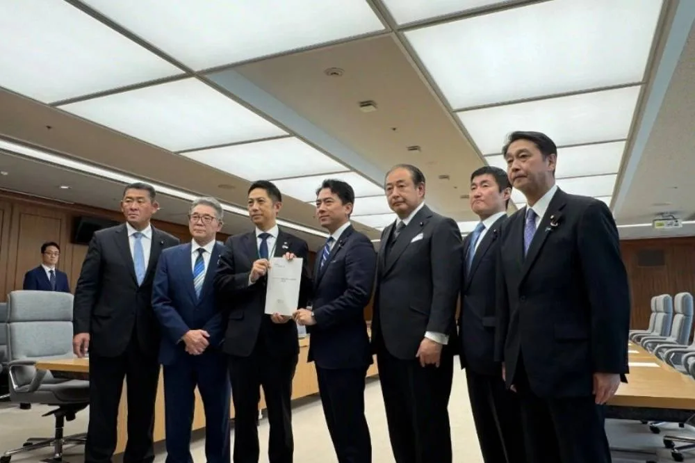 秋田縣知事鈴木健太(左3)28日與防衛大臣小泉進次郎(左4)會面,要求派遣自衛隊協助秋田縣應對熊害。翻攝自X@fukuharajunji