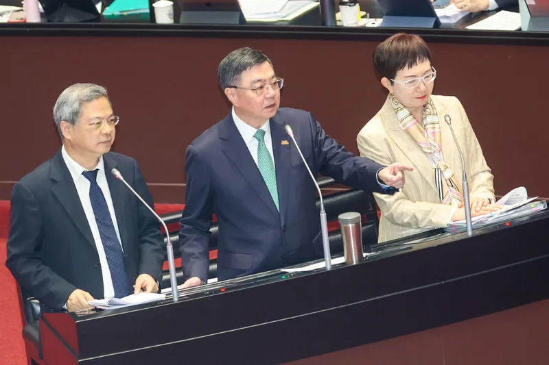 網路電商拚多多、淘寶未在台灣落地納管,立委憂恐成非洲豬瘟破口。行政院長卓榮泰(中)28日表示,將要求經濟部跟數發部研究,如何限期規範平台落地納管。中央社