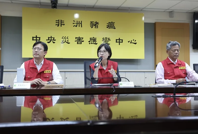 非洲豬瘟中央災害應變中心於28日下午召開記者會說明疫調進度，由農業部動植物防疫檢疫署署長杜麗華（中）主持。