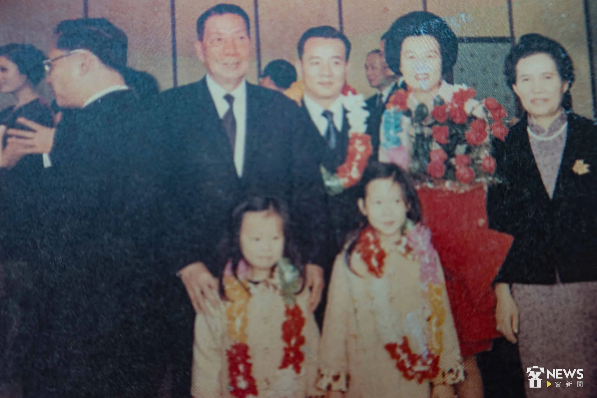 1972年房金炎出任駐尼加拉瓜大使，岳父母徐傍興夫婦與有榮焉到機場送行。房徐蕙英提供