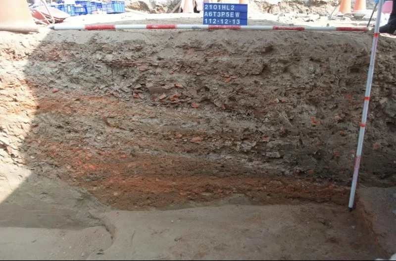 圖為分層夯實道路剖面，可見密集糖漏破片。台南市政府提供