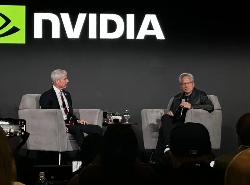美國AI晶片大廠輝達在華府舉行GTC技術大會，執行長黃仁勳（右）與美國能源部長萊特（左），28日共同接受媒體提問。中央社