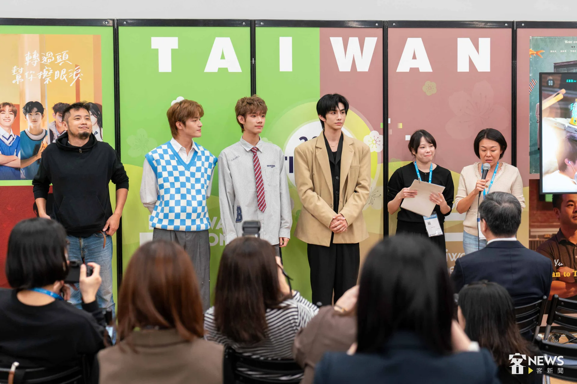 新生代演員禾雁凱（左二起）、張鈞嘉與鄭彫秦與在台灣日上宣傳BL劇《轉過頭幫你擦眼淚》。李台源攝