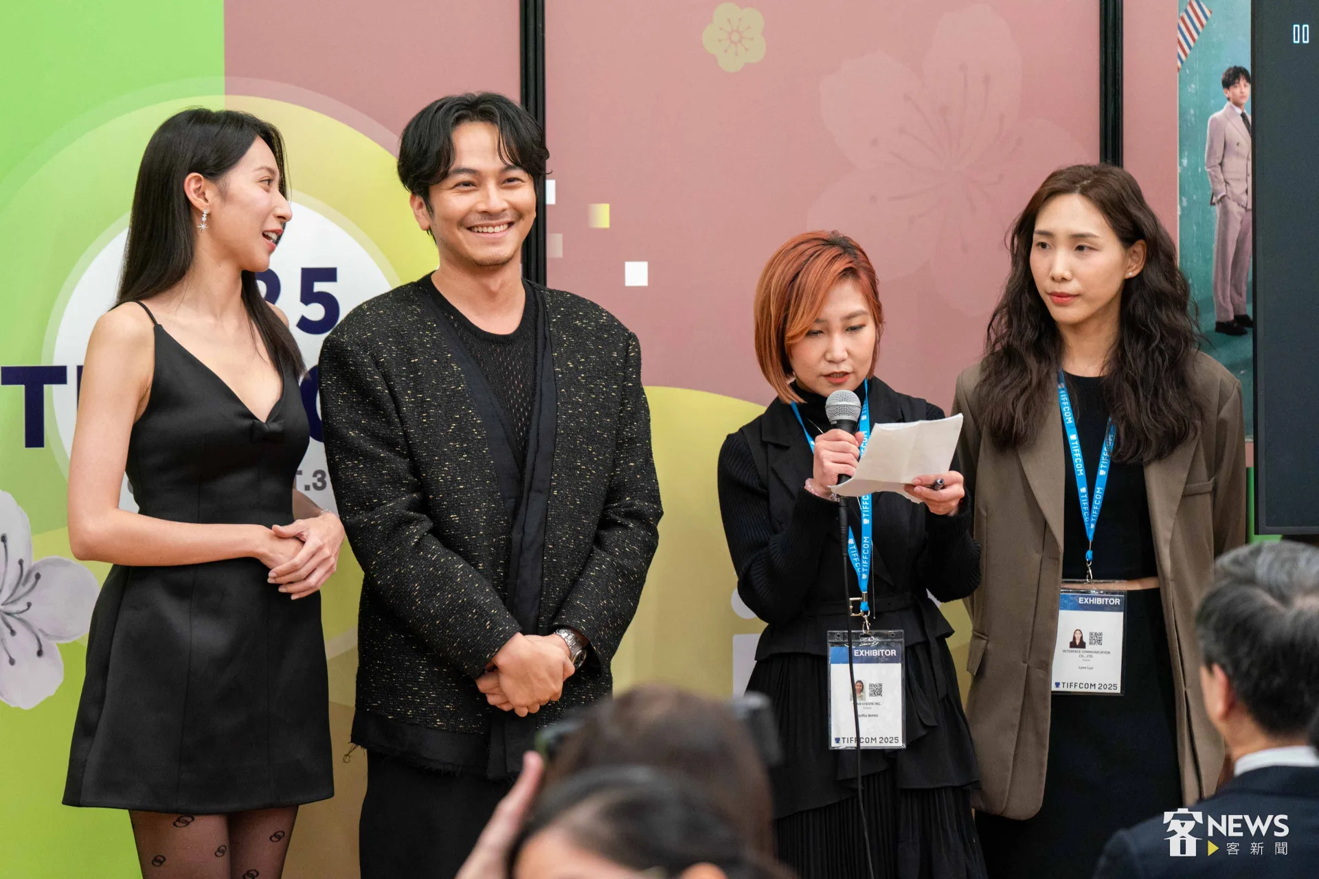 台劇《舊金山美容院》劇中演員楊銘威（右）、楊晴（左）與製作團隊在東京國際影展市場展台灣日活動上宣傳。李台源攝