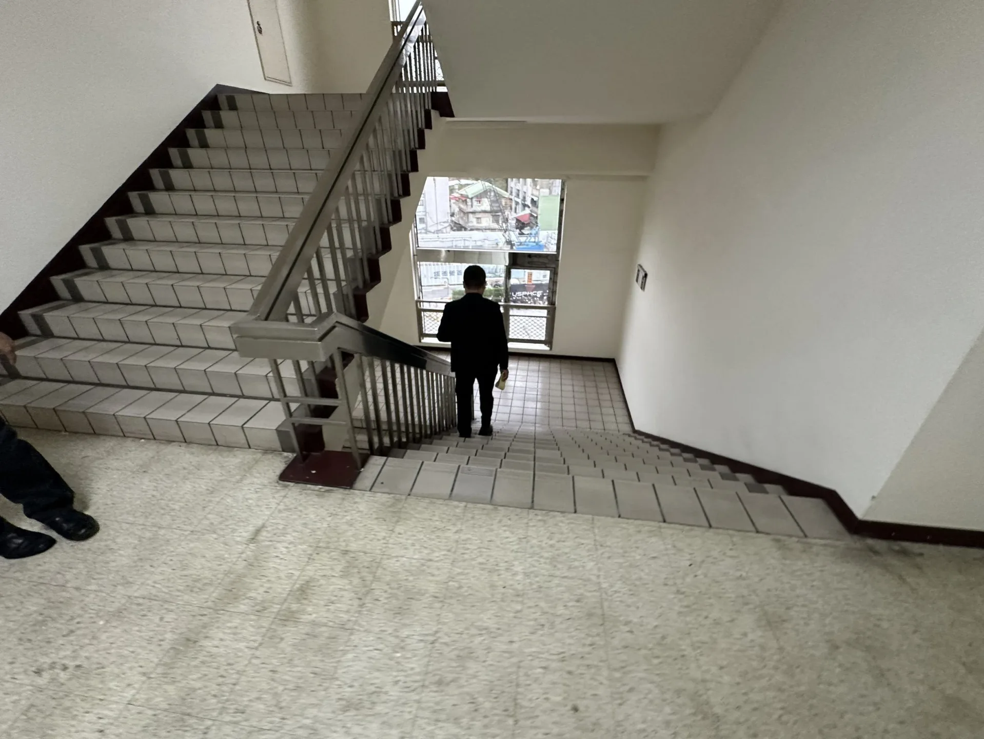 建管處提醒,民眾發現業者在安全梯、走道、逃生避難通路等處堆雜物等違規情形,可隨時向建管處反映。建管處提供