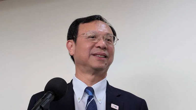 台中一處養豬場爆發非洲豬瘟疫情,為加強邊境防堵,衛福部長石崇良30日表示,未來配合關務署,入境旅客將不再依班機起飛國家是否為疫區分紅綠線,一律查核。中央社