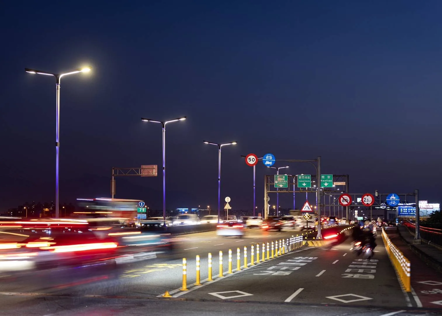 竹北燈採用雙段式柔光技術,能有效遮擋刺眼燈珠,使光照更均勻。竹北市公所提供