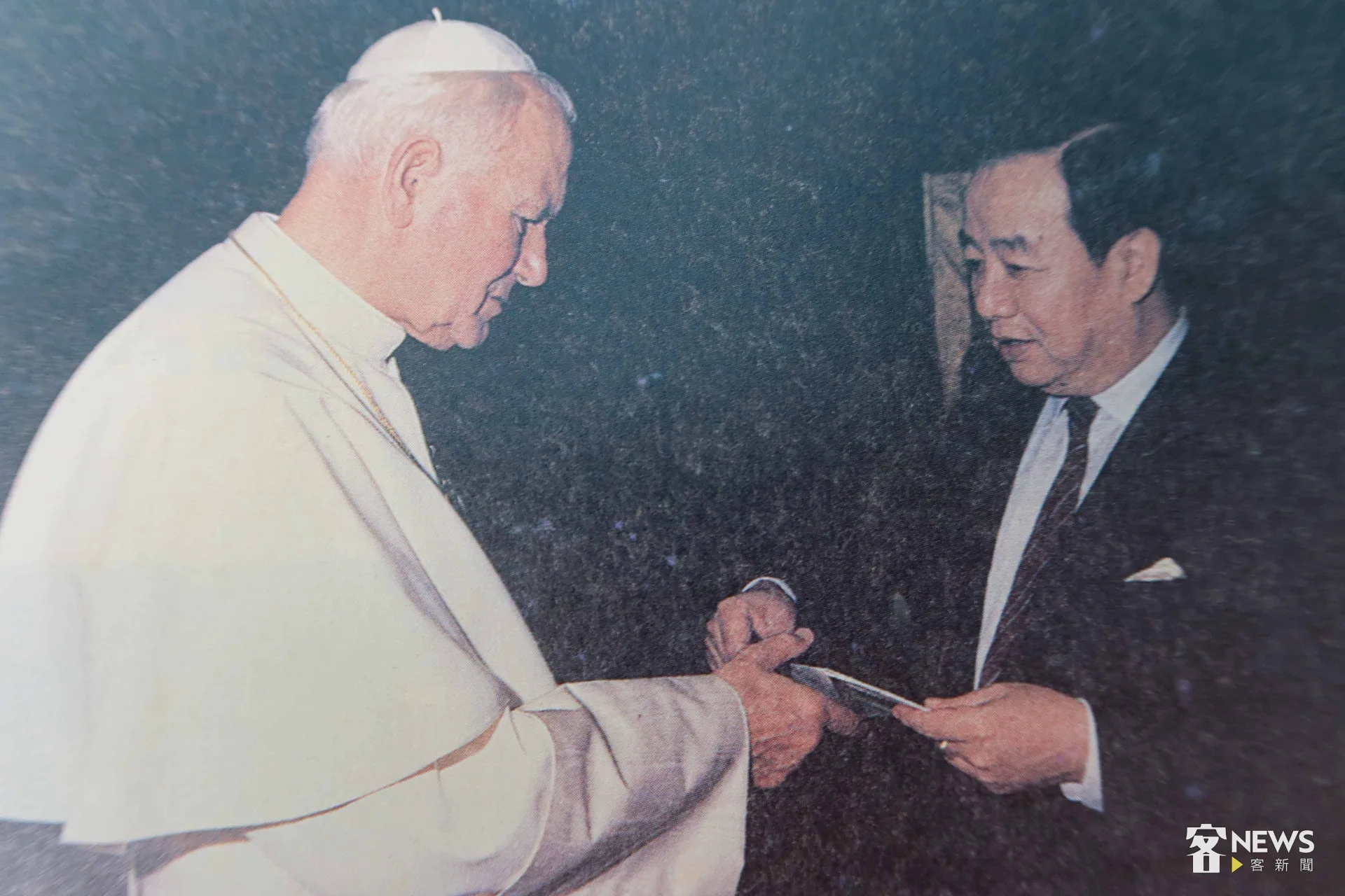 房金炎任外交部次長時晉見教宗若望保祿二世。房徐蕙英提供