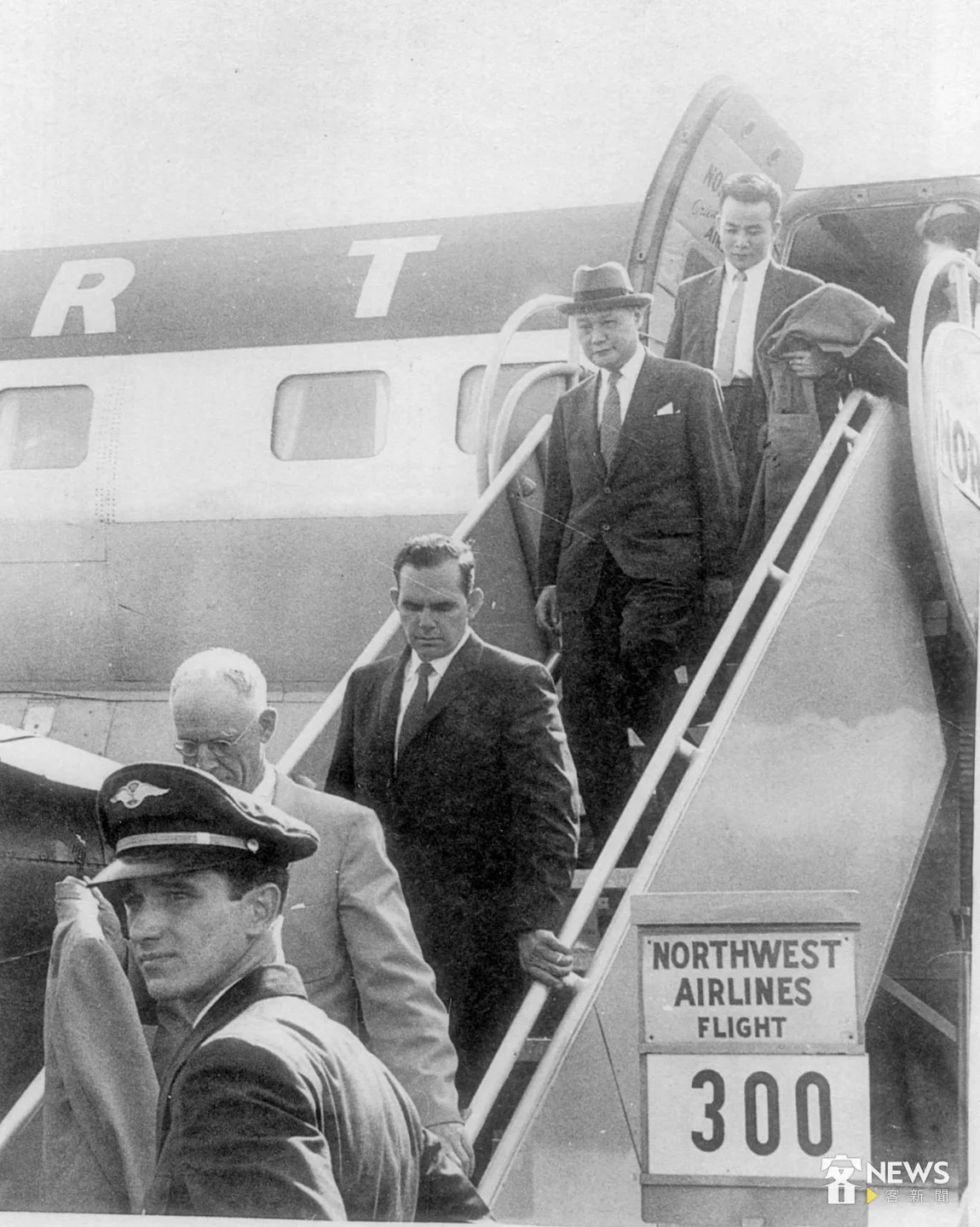 1958年房金炎隨駐美大使葉公超赴美扺達華府機場。房徐蕙英提供