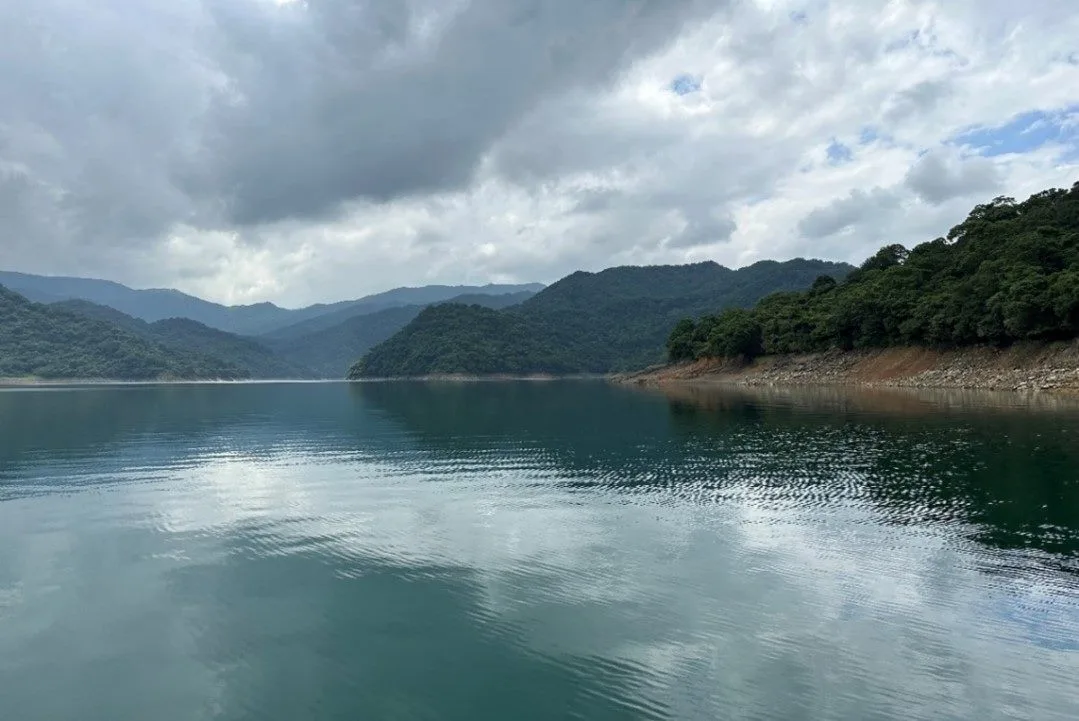 翡管局表示,翡翠水庫水域依法不准設置太陽光電板。營運以來,未曾設置太陽光電板。未來仍會嚴格把關,守護大臺北水源。翡管局提供