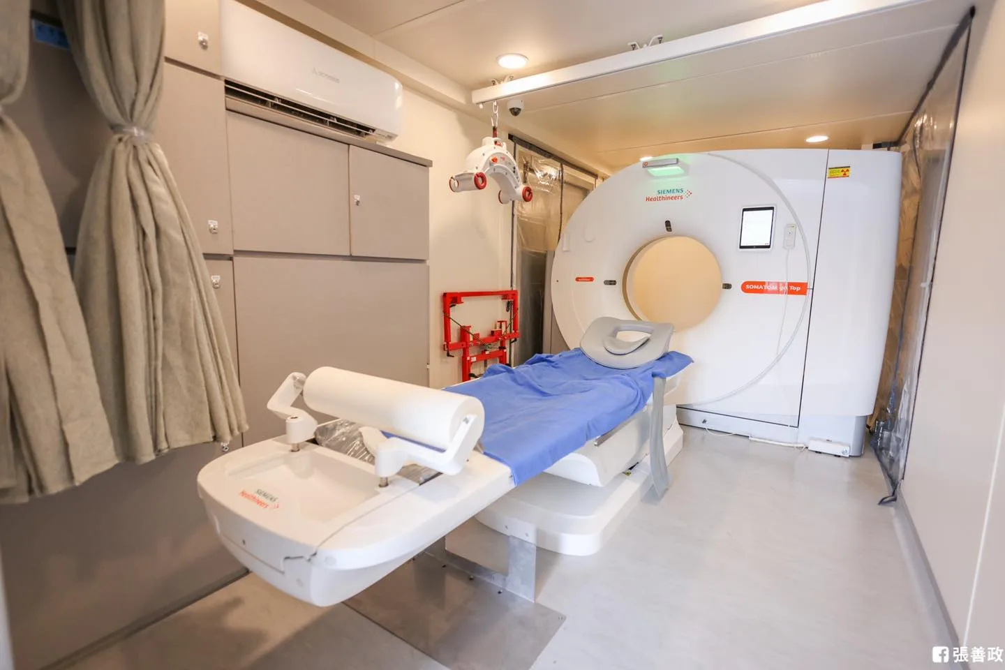 行動電腦斷層醫療車由西門子醫療提供醫院級CT與AI平台，神耀科技打造醫療艙與整車工程，亞東醫院負責臨床與判讀支援。