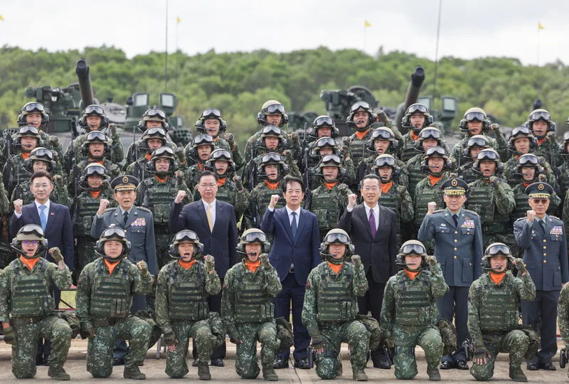 陸軍裝甲第584旅聯兵三營換裝M1A2T戰車31日在新竹湖口營區舉行成軍典禮，總統賴清德（2排中）主持校閱與國防部長顧立雄（2排右3）、國安會祕書長吳釗燮（2排左3）、國防安全研究院董事長霍守業（2排左2）、立法院副院長江啟臣（2排左）等人和官兵合影。中央社