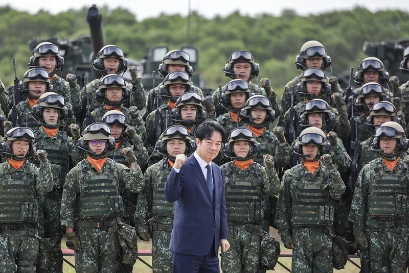 陸軍裝甲第584旅聯兵三營換裝M1A2T戰車成軍典禮31日在新竹湖口營區舉行，總統賴清德（前中）親臨主持並校閱部隊，為官兵加油打氣。中央社