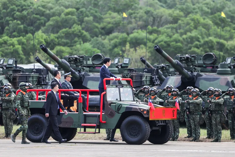 陸軍裝甲第584旅聯兵三營換裝M1A2T戰車成軍典禮31日在新竹湖口營區舉行，總統賴清德（前車中站立者）宣布成軍命令，國防部長顧立雄（前車後左坐者）等人陪同校閱部隊。中央社