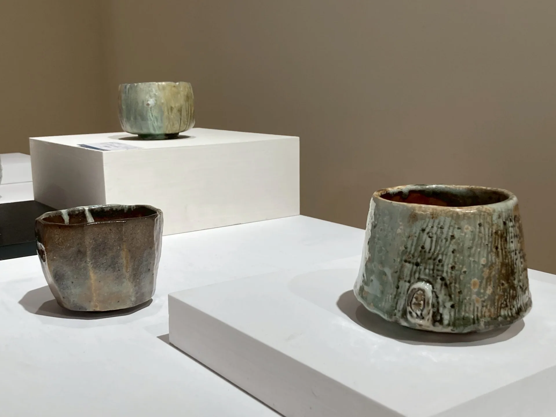 活動以「碗然宇宙」為主題,呈現全球20個國家、75位陶藝家創作的3百餘件茶碗。客委會提供