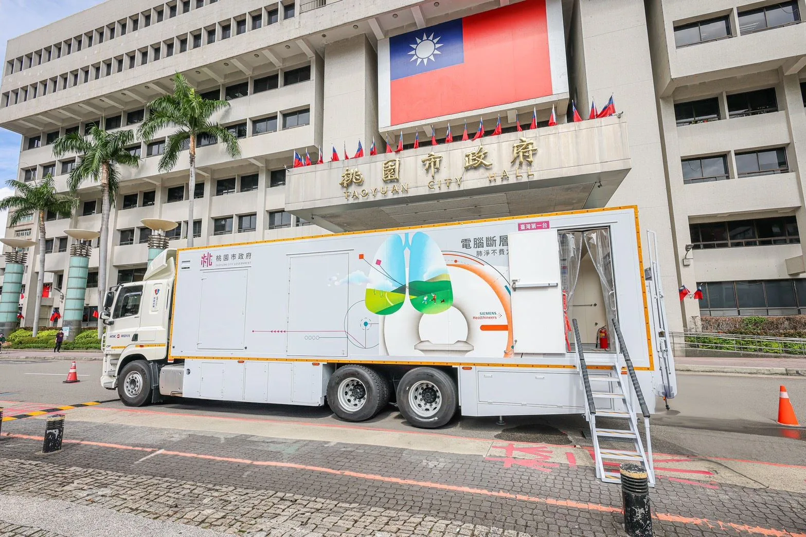 行動電腦斷層(CT)醫療車將彌補偏遠地區就醫缺口。桃園市政府提供