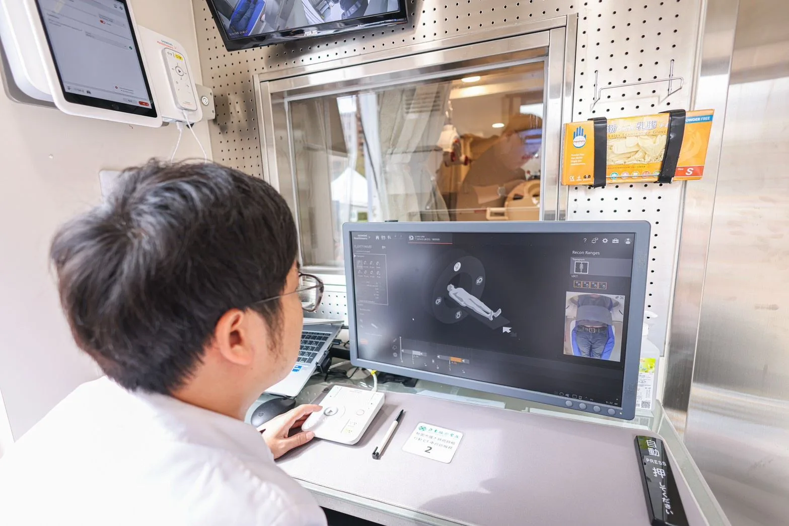 行動CT醫療車搭載智慧自動頂平系統,可確保影像品質無虞。桃園市政府提供