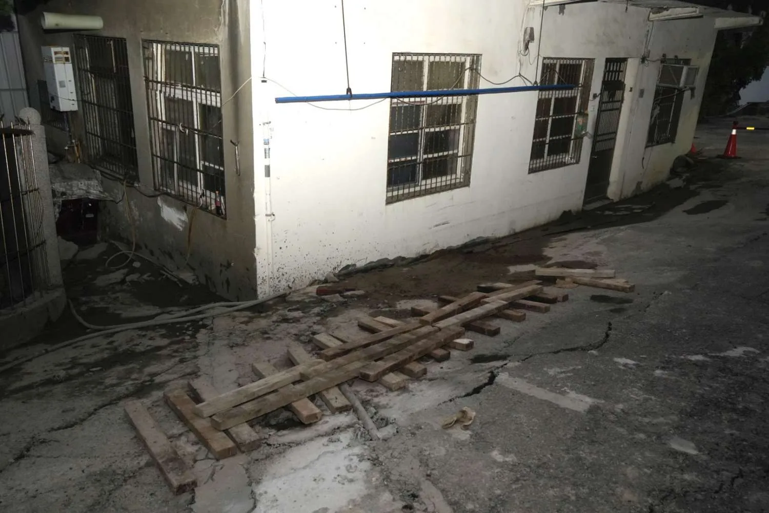 新竹市東大路工地施工,致地層下陷,影響19戶。竹市府提供