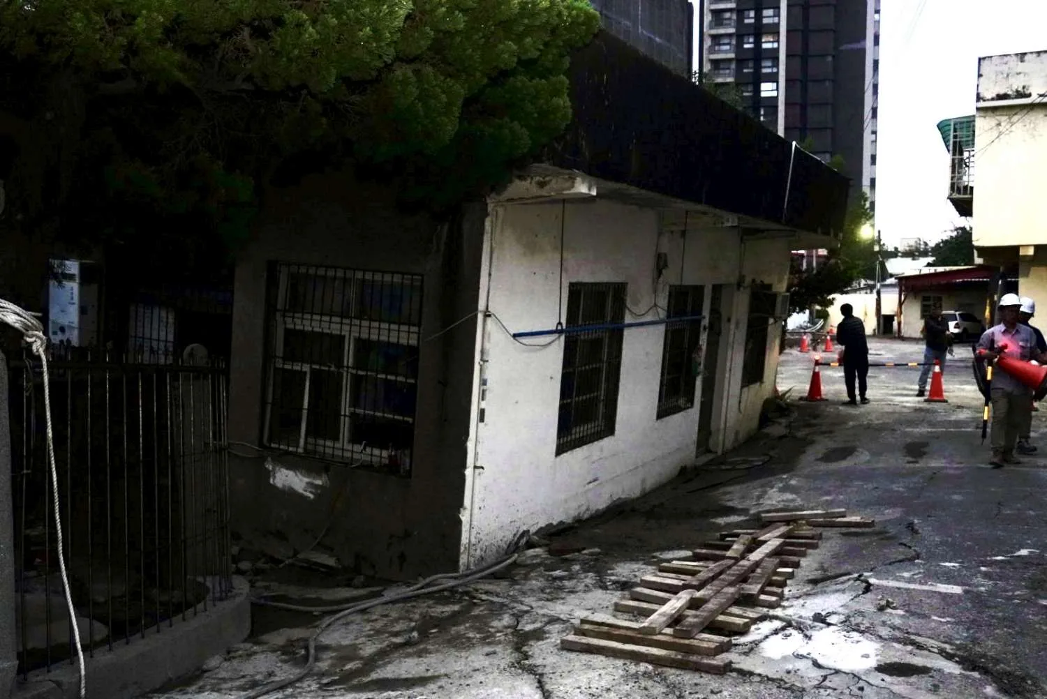 新竹市東大路工地施工,致地層下陷,影響19戶。竹市府提供