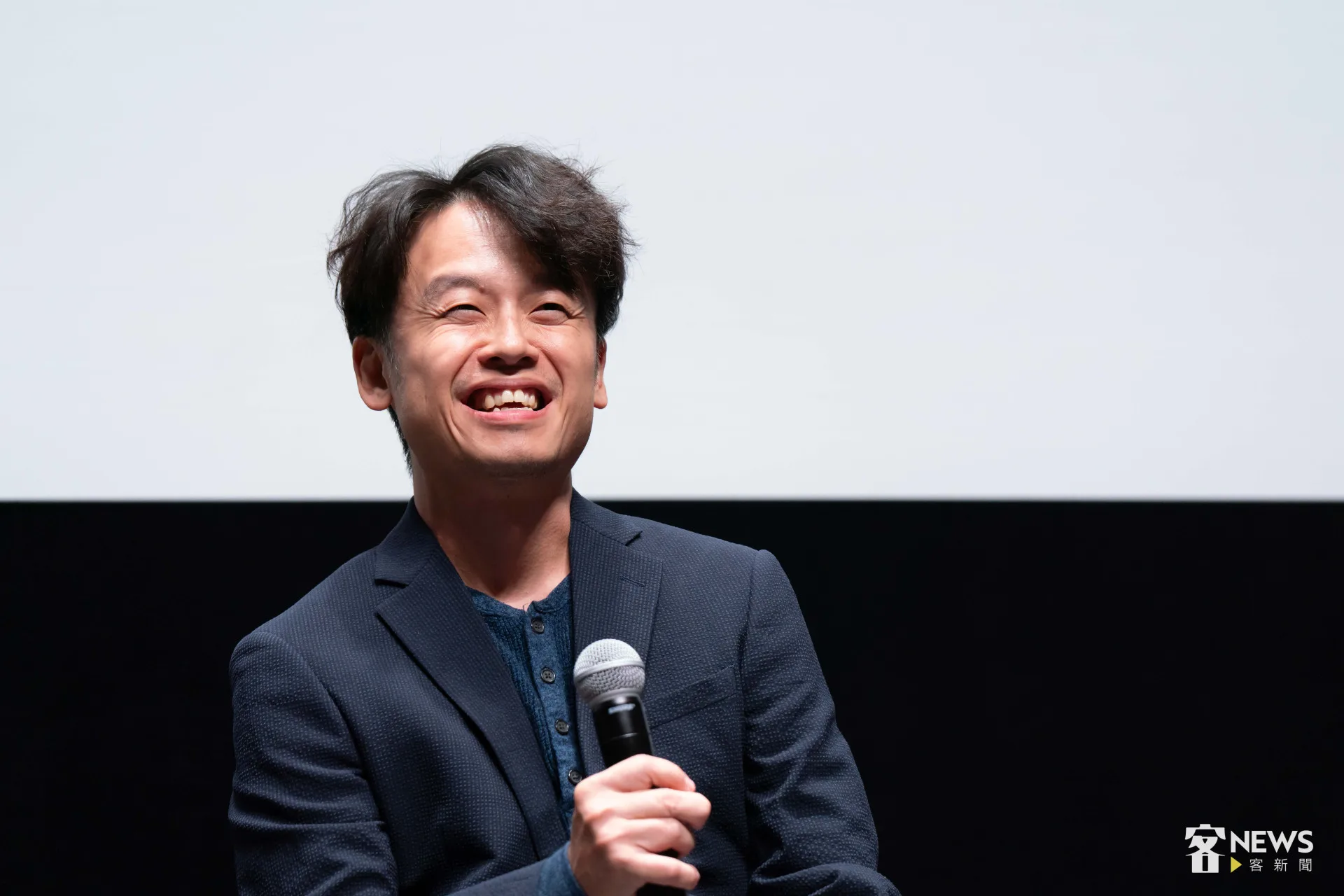 導演唐福睿也說，自己前一部作品《八尺門的辯護人》討論到移工在台灣的狀況，他認為這部電影補足了影集沒討論到的部分。李台源攝