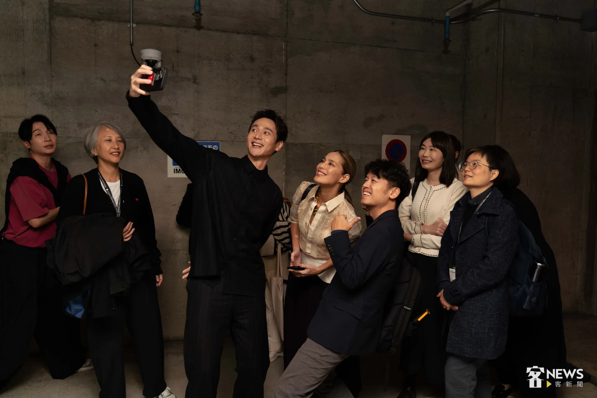 電影播畢後，劉冠廷拿起手機，與艾奎諾、唐福睿等團隊成員玩起自拍。李台源攝