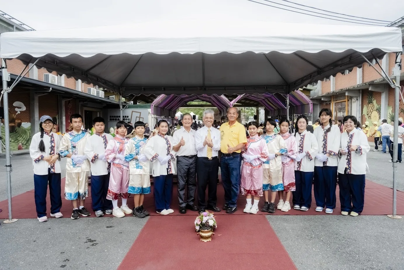 台東好米收冬祭現場大合照。客家委員會提供