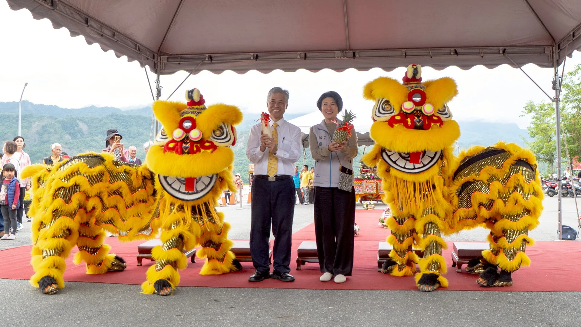 台東縣長饒慶鈴(右)與客委會副主委范佐銘(左)。台東縣政府提供
