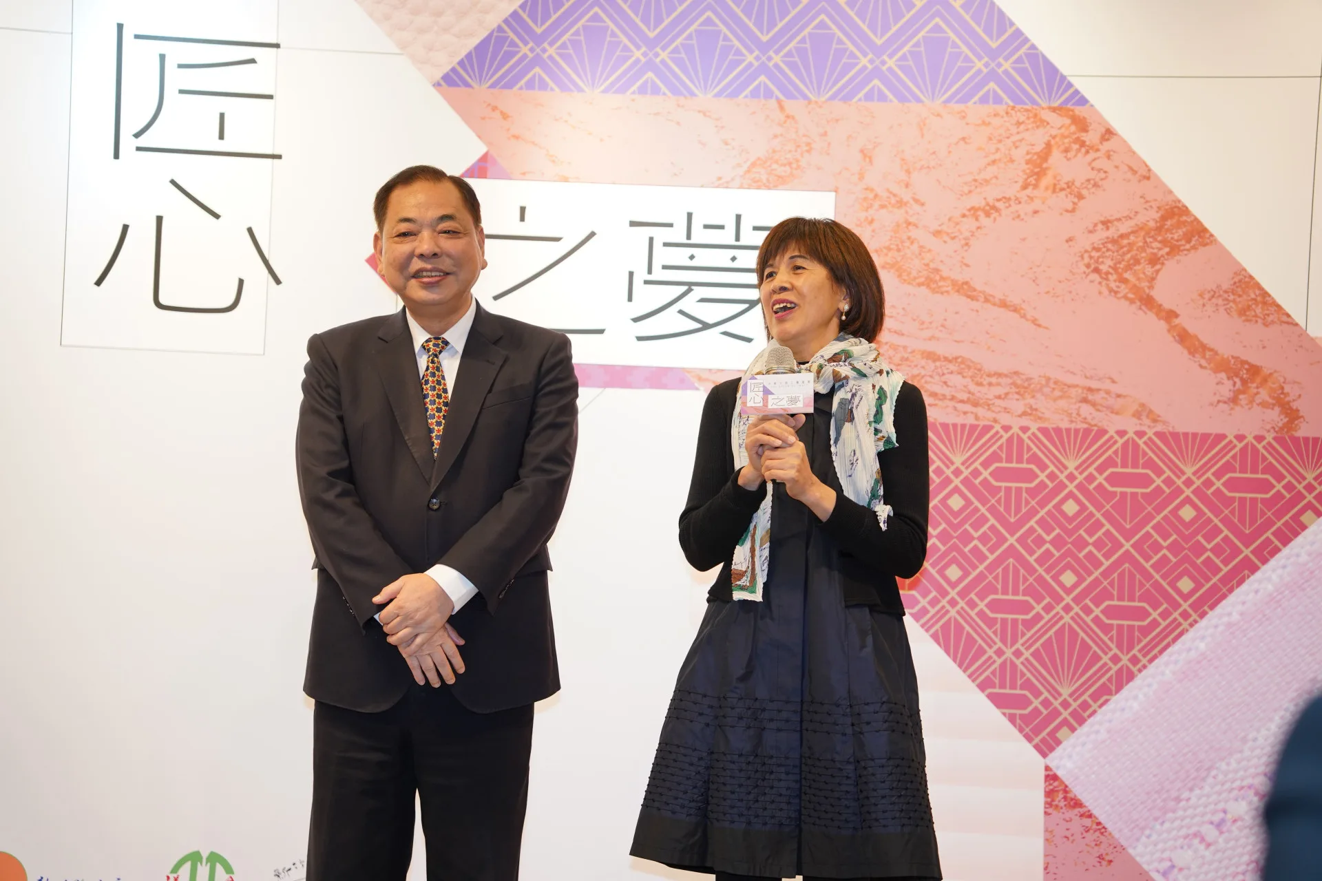 第三屆「匠心之夢」全國文創工藝競賽精巧組金獎作品《虎指山》創作人林保瑋,因要去炸雞店打工,由母親代領獎。