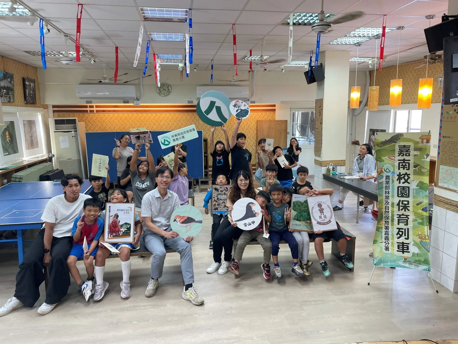 嘉義縣阿里山鄉茶山國民小學師生對三本書籍內容感到新鮮有趣。嘉義分署提供