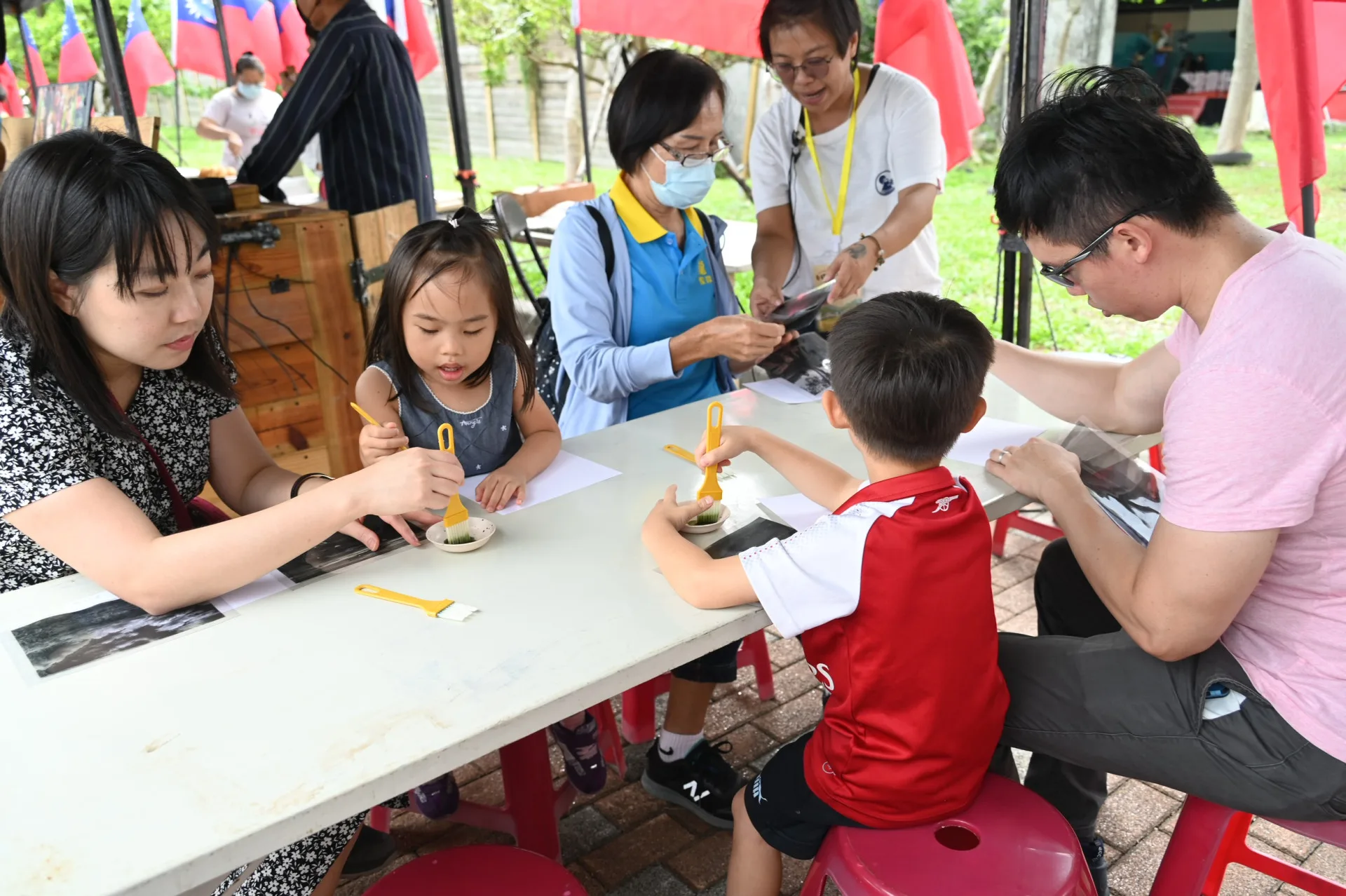 大朋友小朋友在動手實作中認識客家工藝與飲食文化,台東縣政府提供