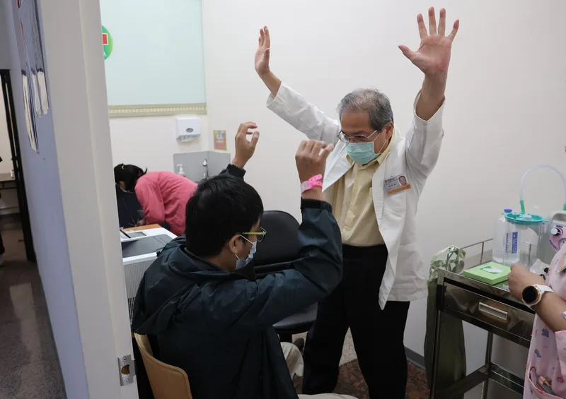 新北土城恩樺醫院,病患於診療室看診情況。中央社