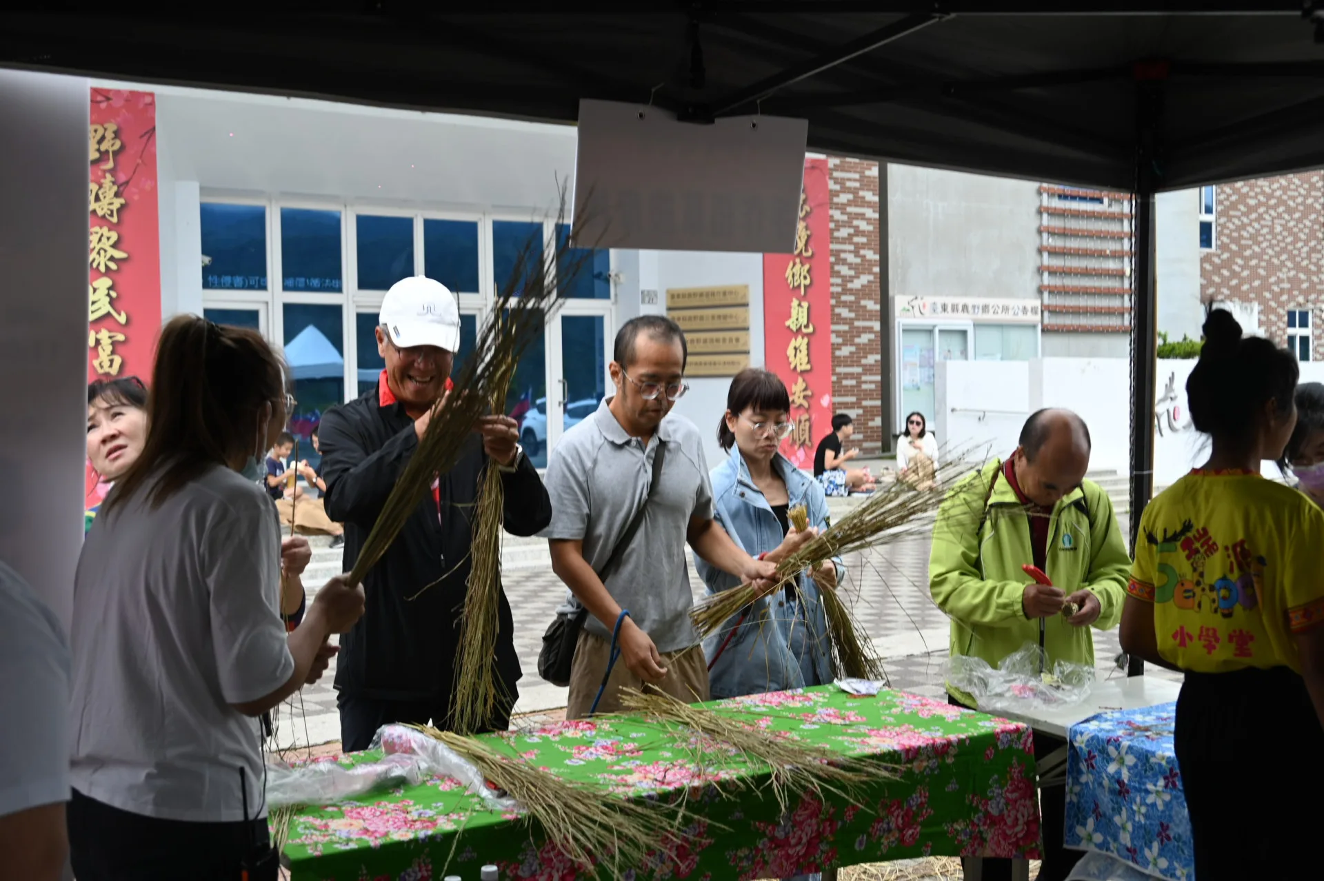 大朋友小朋友在動手實作中認識客家工藝與飲食文化,台東縣政府提供