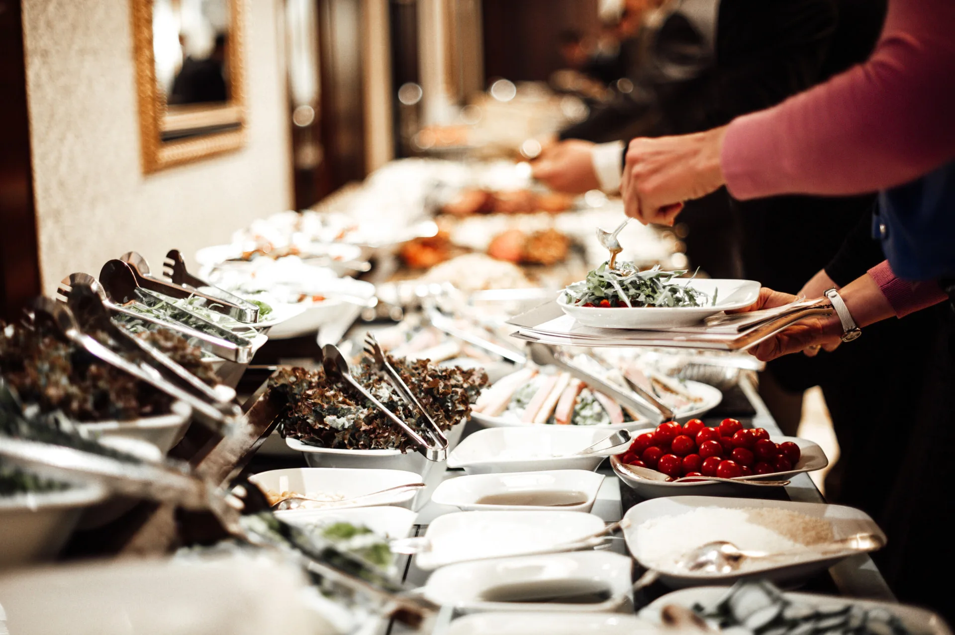 衛生福利部食品藥物管理署公布今年吃到飽餐廳稽查成果,有10家業者不合格,超過半數腸桿菌超標。示意圖